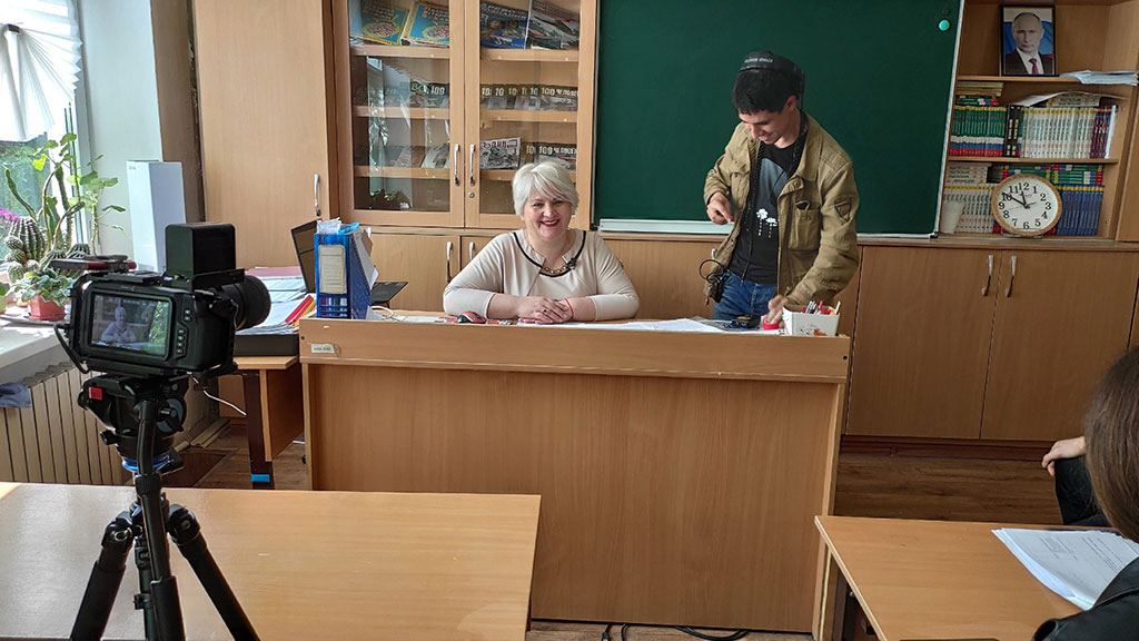 Интервью за учительским столом во время съемки Великая Русь