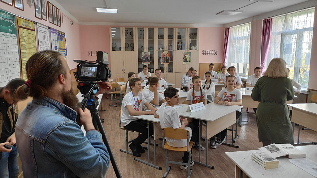 Оператор снимает урок с учениками в школьном классе