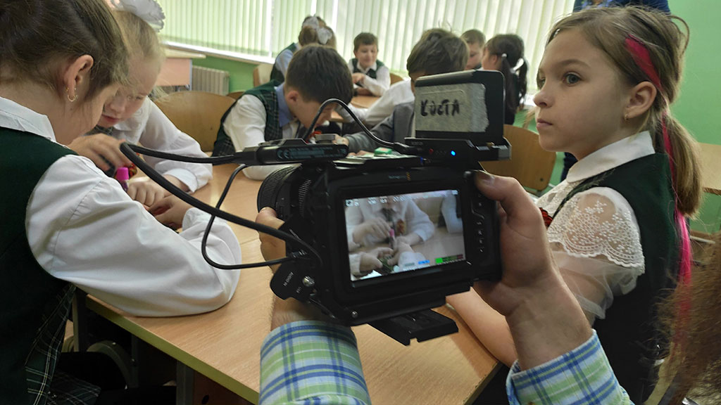 Съемка беседы с ученицей в школьном кабинете