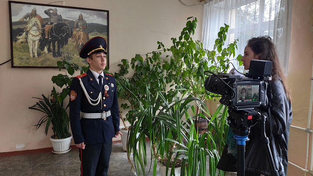 Съемка кадета у стенда исторической памяти