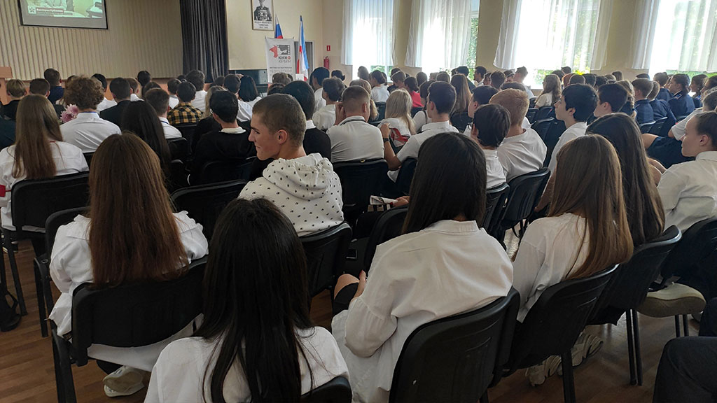 Школьники и гости смотрят презентацию проекта Великая Русь