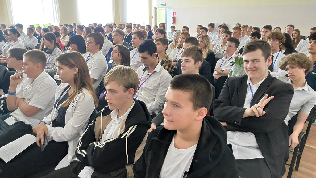 Молодежная аудитория на просветительской встрече