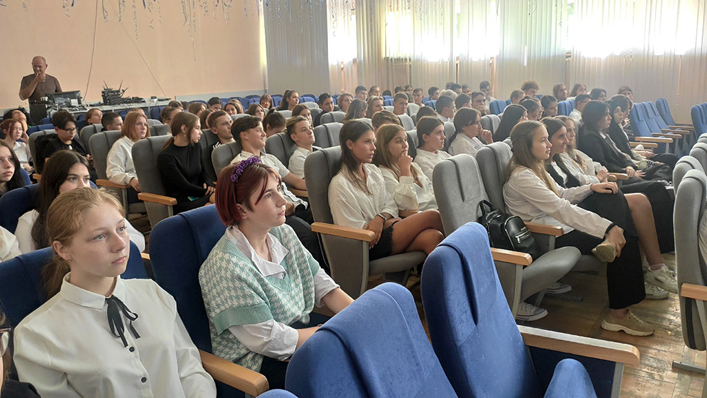Участники встречи Великая Русь в актовом зале